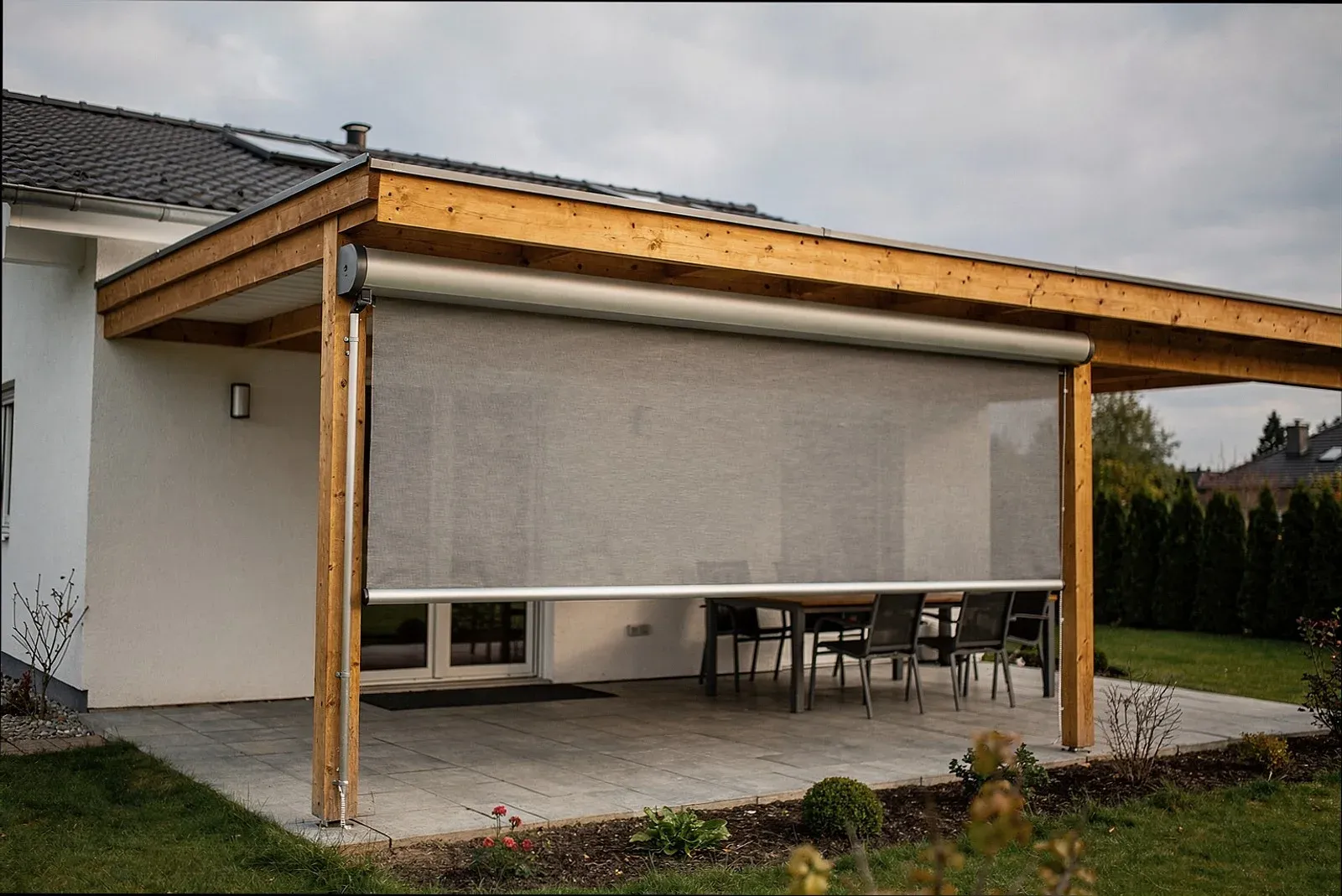 Detailaufnahme einer Aluminium-Überdachung mit Markise in Augsburg